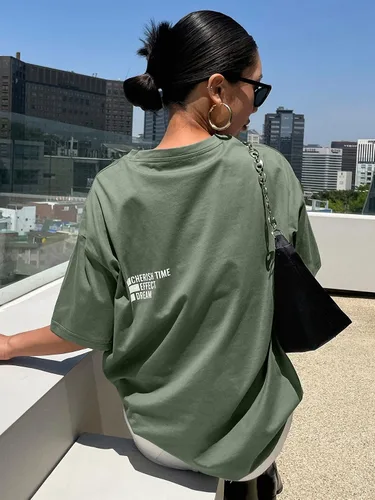 Vista 2 de MakeMeChic Camiseta casual de manga corta con estampado de letras y cuello redondo para mujer