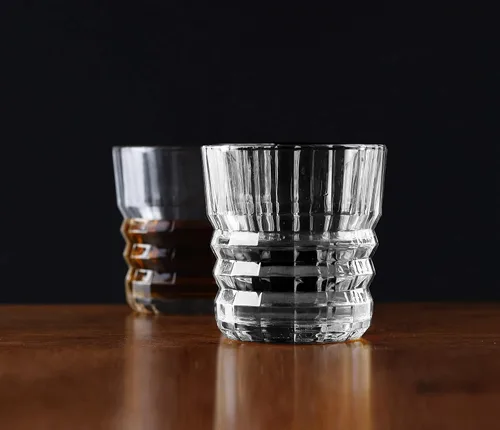 Vista 2 de Circleware Aristocracy - Juego de 4 vasos para beber de whisky de base pesada, vajilla de entretenimiento para jugo, bar de cerveza, licor
