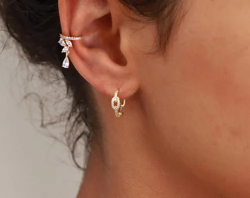Vista 3 de VACRONA - Aretes huggies (de presión), pequeños, livianos y simples, en forma de argollaarracada, chapados en oro de 14 quilates, con circonia