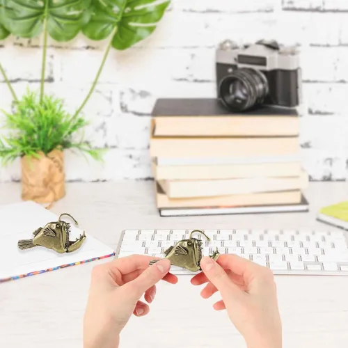 Vista 2 de 2 piezas de estatua de pez, escultura de metal sólido, mini estatuilla de animales de latón para decoración de escritorio en casa, oficina, jardín