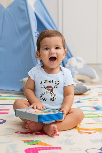 Vista 3 de Pop Threads Nautical Skull and Crossbones Bandana T-Shirt Baby Bodysuit Infantil Negro
