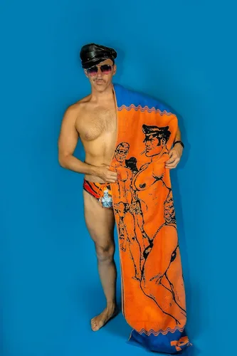 Vista 3 de Tom of Finland Toalla de playa de lujo (Gay)