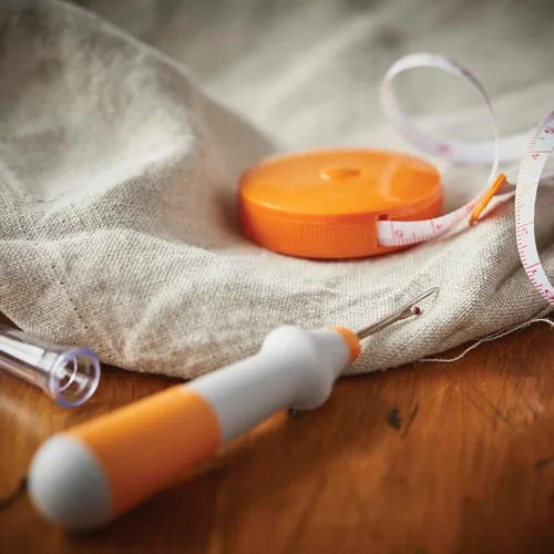 Vista 2 de Fiskars Juego de cinta métrica y desgarrador de costura, diseño ergonómico, cinta autoretráctil de 5 pies para coser y manualidades