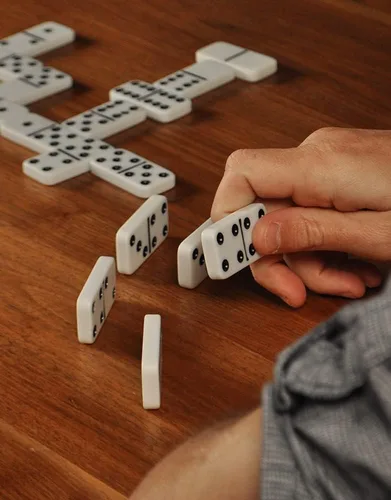 Vista 11 de ACE Double Six Dominoes en estuche de lata, color blanco