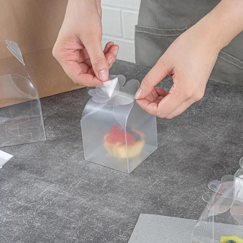 Vista 5 de Restaurantware - Cajas de recuerdo de boda de 2.8 x 2.4 pulgadas, 100 cajas de dulces transparentes con parte superior de trébol. Para bodas, baby
