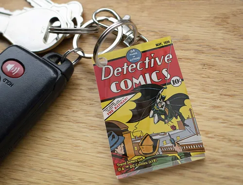 Vista 4 de DC Comics Batman Número 27 de Detective Comics Llavero acrílico coleccionable, Problema n. 27, 1.5" x 2.25