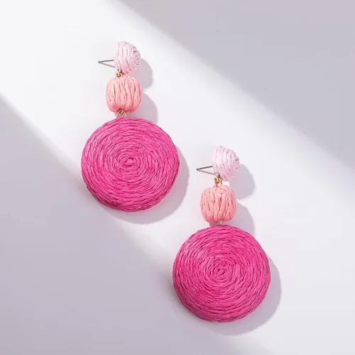 Vista 3 de Statement Raffia - Aretes redondos de bola colgantes de rafia, bonitos aretes bohemios hechos a mano para el verano para mujer