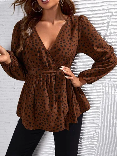 Vista 3 de OYOANGLE Blusa de maternidad para mujer, elegante, con lunares, manga larga, cuello en V, con cinturón, ropa de embarazo