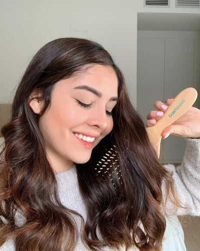 Vista 5 de Cepillo de pelo con cerdas de madera Longitud 10.25 pulgadas de ancho 3.5 pulgadas Cepillo de pelo grande con mango de madera natural ecológico