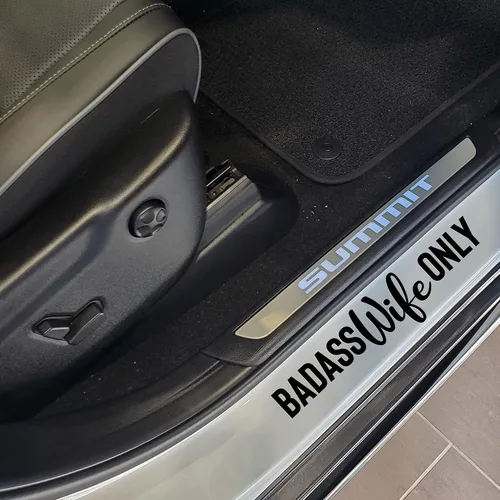 Vista 2 de Pegatina Badass Wife Only – Pegatina de vinilo para coche, camión y furgoneta – Uso en interiores y exteriores para portátil – Pegatina