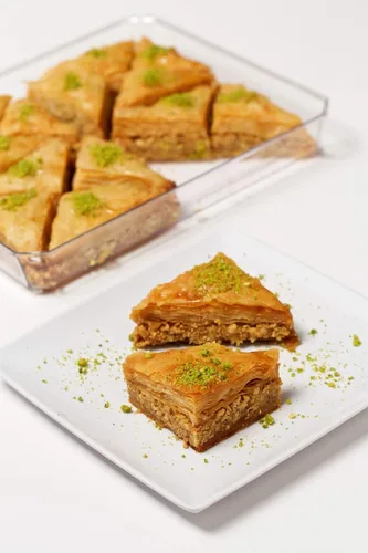 Vista 3 de Cedar Pastries Baklava triangular tradicional de 16 piezas – Surtido de anacardos, almendras y nueces Postre mediterráneo hecho a mano Kosher