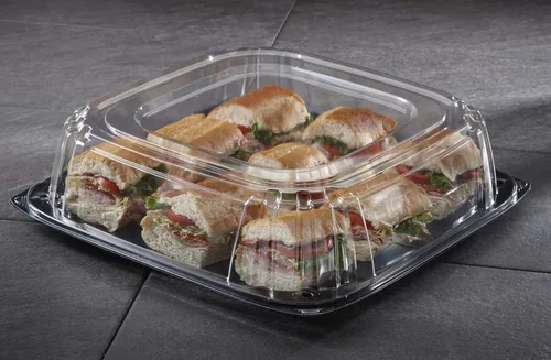 Vista 2 de Sabert Bandeja cuadrada UltraStack negra de 16 pulgadas con tapa transparente de cúpula de 3 pulgadas, plástico duradero, desechable, 25
