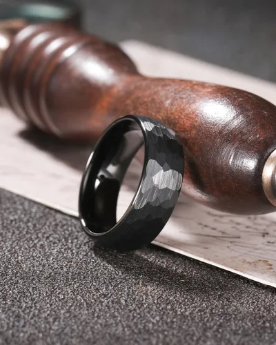 Vista 3 de Three Keys Jewelery - Anillos de tungsteno martillado para hombres y mujeres, 0.157pulgadas, 0.236pulgadas, 0.315pulgadas, negro cepillado, alianza
