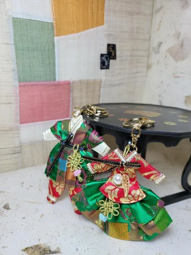 Vista 2 de DANAMI Accesorios coreanos tradicionales en miniatura Hanbok llavero, encanto