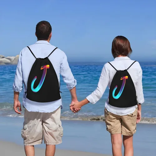 Vista 7 de Bolsas con cordón inicial con cordón para deportes, gimnasio, viajes, natación, playa, campamento, arco iris, letra J