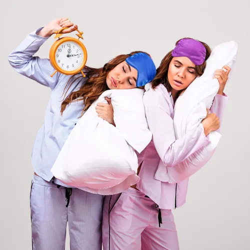 Vista 7 de 4 piezas de antifaz para dormir de seda para dormir, máscara de ojos suave con correa ajustable, para bloquear las luces, viajar y relajarse