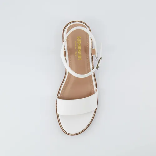Vista 6 de CUSHIONAIRE Sandalia Flynn con tacón de bloque de una banda + espuma viscoelástica, anchos disponibles