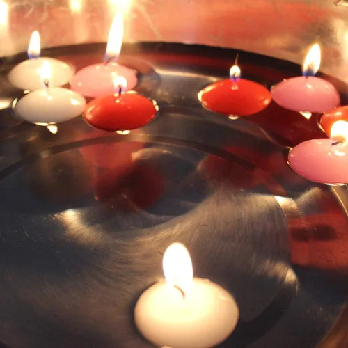 Vista 2 de T-shin Velas flotantes, velas clásicas sin perfume con 100 pétalos de rosa de seda, mini discos de vela para bodas, aniversarios, cumpleaños