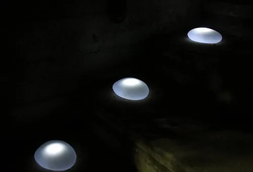 Vista 3 de Britta Products Piedras solares para adoquines – Luz LED solar impermeable para caminos de jardín y escaleras – Marcadores LED de piedra blanca fría