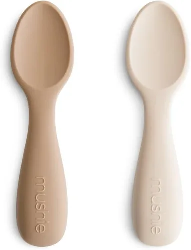 Vista 8 de mushie Cucharas de silicona para niños pequeños Paquete de 2 (rubor/arena cambiante)