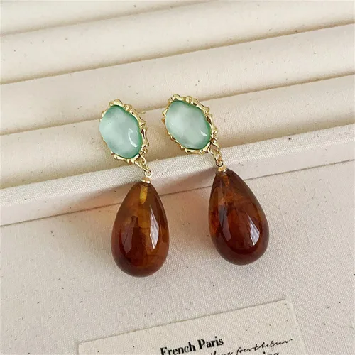 Vista 6 de Aretes colgantes de lágrima ámbar vintage para mujeres y niñas, hipoalergénicos, ligeros, grandes, de resina con forma de gota de agua, aretes