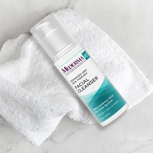 Vista 3 de Limpiador facial hidratante de Mederma AG, con ácido glicólico; limpia suavemente mientras exfolia e hidrata la piel, recomendada por