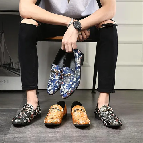 Vista 2 de CAIFENG Mocasines clásicos con bordado floral para hombre zapatos casuales sin cordones con piel vegana puntiaguda tacón de bloque antideslizante