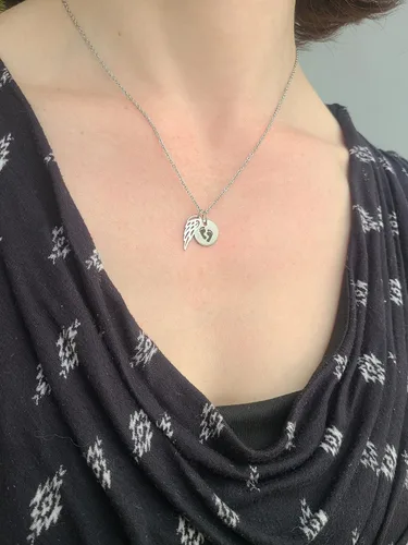 Vista 2 de DistinctlyIvy Collar de aborto espontáneo - Joyería de pérdida infantil - Huellas de bebé de ala de ángel - Rosa de oro de plata inoxidable