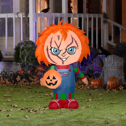 Vista 2 de Chucky de juego infantil de 3.5 pies con luz para decoración de césped inflable de Halloween