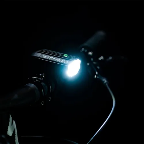 Vista 6 de LEZYNE Micro Drive Pro Bicicleta USB recargable IPX7 Luz frontal LED blanca con múltiples modos de sólido y flash Soporte de correa de goma