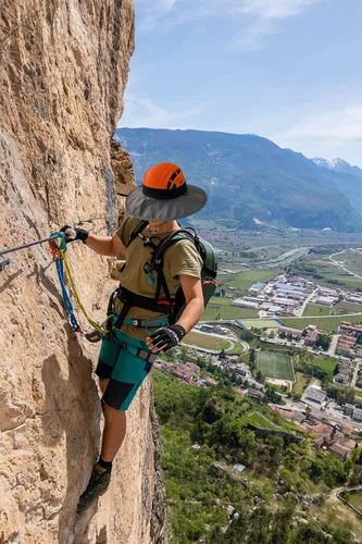 Vista 7 de Casco de escalada, casco de seguridad, accesorios de protección para el sol, traje para escalada, trabajador de gran altitud, un trabajador