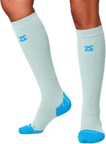 Vista 18 de Calcetines de compresión Tech+ de Zensah para correr