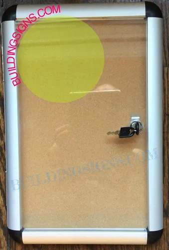 Vista 3 de Tablón de anuncios de corcho para uso en interiores con puerta de bloqueo (8.5 x 14), marco plateado para tablón de anuncios con llave