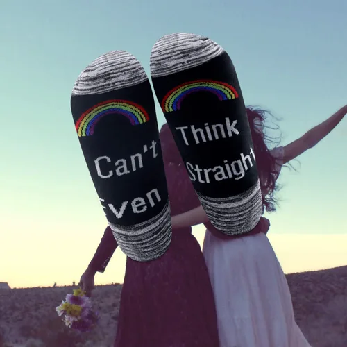Vista 6 de LEVLO Rainbow LGBT - Calcetines de algodón con texto en inglés "I Can't Even Think Straight Cotton Socks Birthday Gift