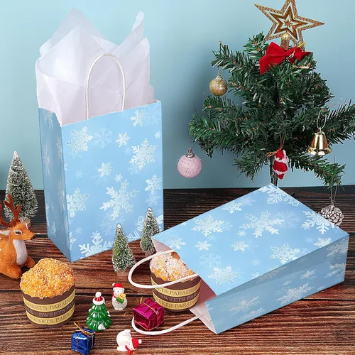 Vista 4 de Jectivs Paquete de 24 bolsas de regalo para fiestas, bolsas grandes y gruesas de papel kraft blanco con copos de nieve azul hielo con tejido blanco