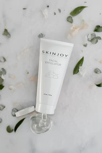 Vista 5 de SKINJOY Exfoliante facial, exfoliante facial con cuentas de jojoba y cera de abejas, productos para el cuidado de la piel facial, removedor
