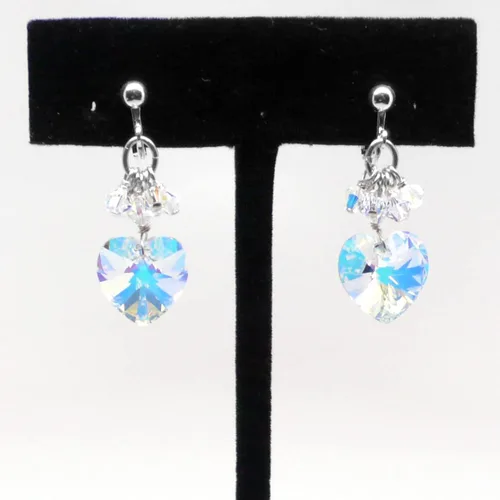 Vista 3 de Aretes de cristal de 0.551x0.551 in con forma de corazón transparente AB clúster de gota sin perforar o atornillar