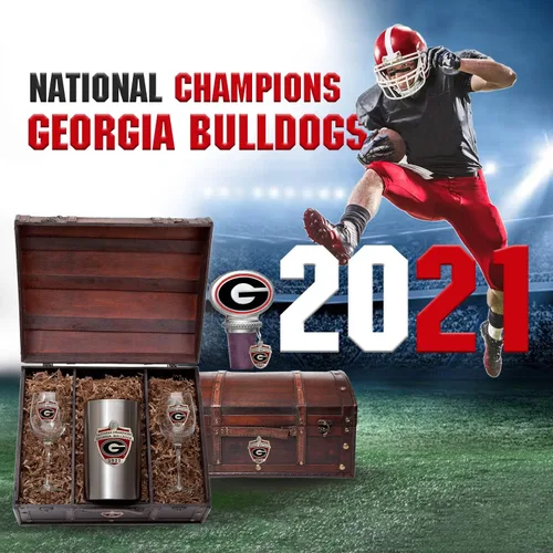 Vista 2 de Heritage Pewter Georgia Bulldogs 2021-2022 National Champions Juego de baúl de cristalería Dos copas de vino de 12 onzas con enfriador de botellas