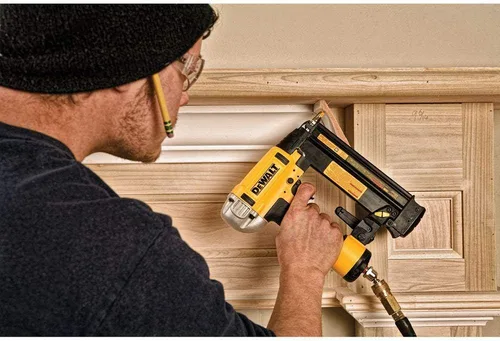 Vista 5 de DEWALT Clavadora de puntilla de calibre 18 con punto de precisión (DWFP12233)