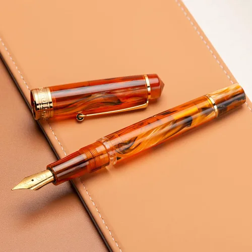 Vista 5 de Asvine P20 - Pluma estilográfica de pistón de resina ámbar, punta media de iridio, bordes dorados, colección Smooth Writer con estuche