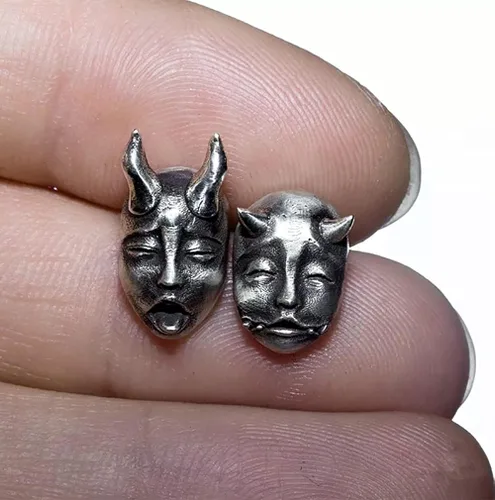 Vista 2 de Pendientes de demonio gótico con máscara de fantasma de diablo Prajna para bebé con cara de bebé, pequeños aretes de terror de Halloween