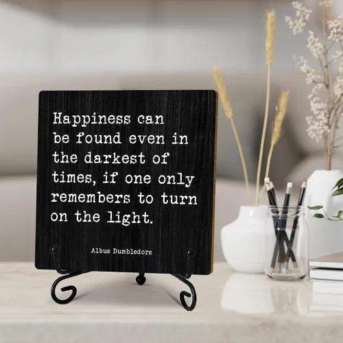 Vista 5 de Decoración de madera inspiradora de 5 pulgadas, la felicidad se puede encontrar incluso en los tiempos más oscuros, decoración motivacional de mesa