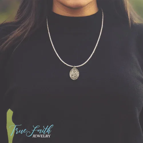 Vista 3 de True Faith Jewelry Collar de plata de ley con colgante de medalla de San Peregrino, joyería religiosa, 78 pulgadas, Plata esterlina, No es una