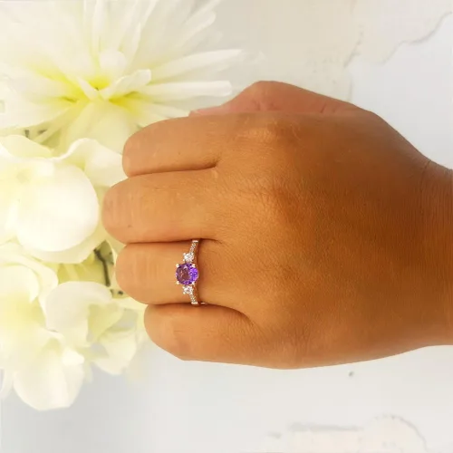 Vista 5 de Dazzlingrock Collection Anillo de compromiso de 3 piedras preciosas redondas de 10 quilates y diamantes para mujer, oro rosa