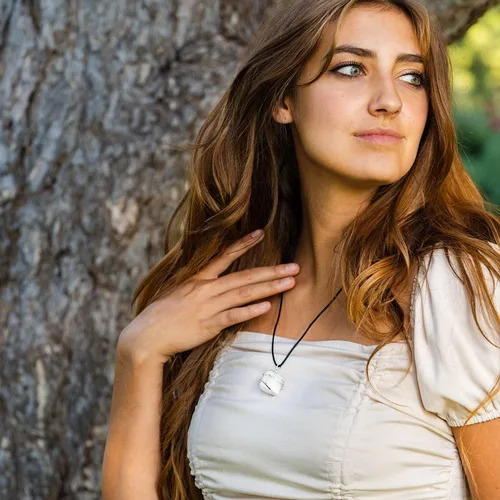 Vista 2 de AYANA - Collar con dije de cristal de selenita para mujer, piedra natal de Tauro, collares hechos a mano con piedras y cristales curativos genuinos