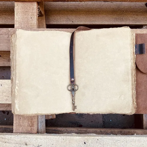 Vista 2 de Diario de cuero vintage – Papel vintage hecho a mano antiguo – Diario de llaves encuadernado de cuero para mujeres y hombres – Diario de libro