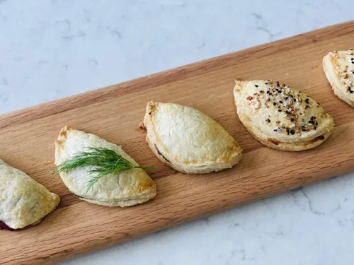 Vista 7 de Küchenprofi Máquina para hacer ravioles, Pierogi y albóndigas, prensa de pasta y pastelería de acero inoxidable 18/8, perfecta para moldear y sellar