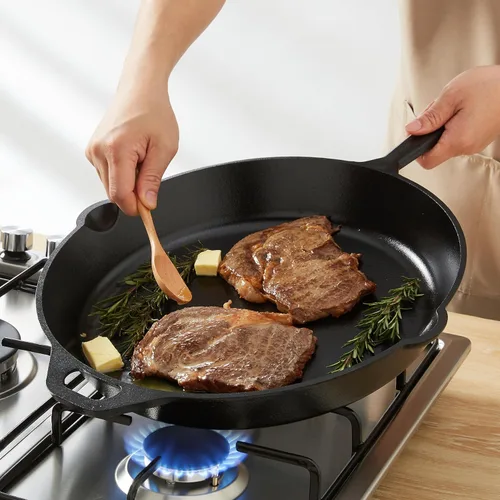 Vista 7 de Amazon Basics Sartén de hierro fundido pre-sazonado, apto para horno, calefacción uniforme, resistente y grande, 15 pulgadas, negro