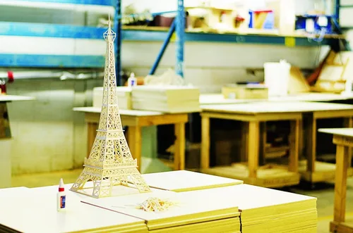 Vista 2 de Matchitecture - Juguete de la Torre Eiffel, azul
