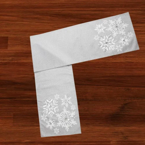 Vista 2 de Comfy Hour Let It Snow Collection - Camino de mesa de poliéster plateado con copos de nieve de 13 x 72 pulgadas